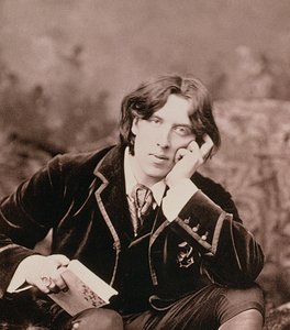 奥斯卡-王尔德（Oscar Wilde），生于爱尔兰的剧作家和机智的人，1882年 作者 不明