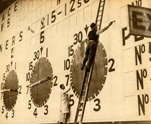 画家于1932年在伦敦西伦敦的白色城市手提袋上工作，1933年。 作者 不明