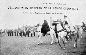 1906年4月28日，阿尔及利亚西迪·贝尔·阿贝斯（Sidi Bel Abbes）法国外籍兵团的国旗游行 作者 不明