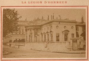 巴黎公社（1871 年）：1871 年 5 月发生火灾后，巴黎荣誉军团宫或萨尔姆酒店的景色。Pierre Pepetit 的照片。 打印在纸板上，昏暗。 9x5,4 厘米 作者 不明