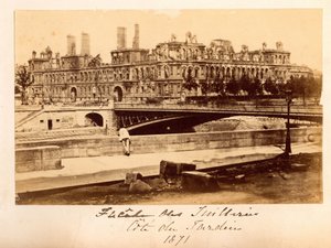 巴黎公社（1871 年）：1871 年 5 月火灾后阿尔科尔桥和市政厅的景色。匿名摄影。 在纸板上打印 作者 不明