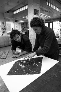 Pascal Gauvard，Pasnic 雕刻工作室的联合创始人，Annie-Paule Thorel，法国画家。 印刷品分析。 2009 年在巴黎的 Pasnic 雕刻工作室。 作者 不明