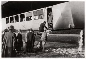 登上齐柏林飞艇LZ 11的乘客维多利亚·路易丝（Viktoria Luise），c1912-1914 1933年 作者 不明