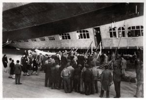 登上齐柏林飞艇LZ 127齐柏林飞艇的乘客，1933年 作者 不明