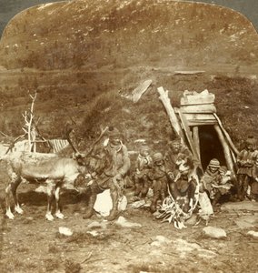 挪威特罗姆瑟（Tromsoe）附近寒冷的北拉普（North-Lapp）家庭和家庭的人们，大约在1905年。 作者 不明