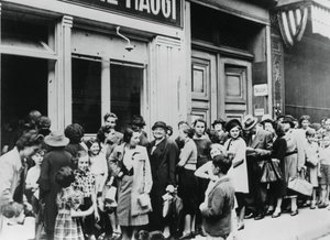 1940年7月26日，人们在德国占领的巴黎的一家奶制品店外面排队 作者 不明