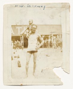 劳伦斯-莱斯利-麦克维下士和他儿子小劳伦斯-麦克维的照片，1925年。 作者 不明