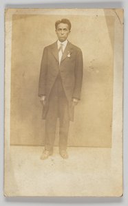 穿着西装的男子的摄影明信片，1904-1918年。 作者 不明