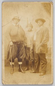 三位身份不明的妇女的摄影明信片，1904-1918年。 作者 不明