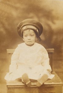 摄影明信片上有一个小孩子的图像，1918-1930年。 作者 不明