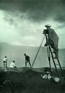摄于1910年在阿苏山的陨石坑里拍摄的照片。 作者 不明