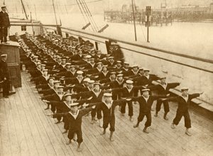 在Arethusa上进行的物理钻探，摄于1930年。 作者 不明