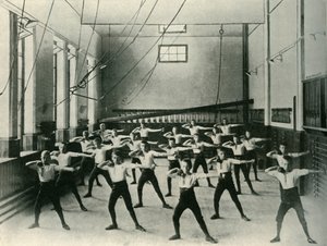 1902年，在德比男修道士的皇家聋哑学校里进行体育锻炼。 作者 不明