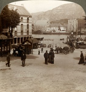 美丽如画的老堡垒卑尔根hus，从一个正方形在现代镇，卑尔根，挪威，1905年。 作者 不明