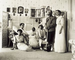 Portrait of Tsar Nicholas II (1868-1918) with his family, from left to right Tatiana, Alexandra (his wife), Anastasia, Maria, and Olga, c. 1910 (b/w photo) 作者 不明