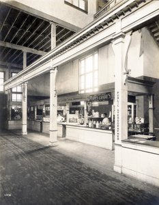 1904年世博会制造宫内的公共便利摊位，有明信片、糖果和公共速记员摊位。 作者 不明
