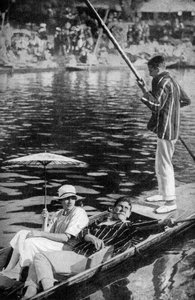 在泰晤士河上撑船，c1922 作者 不明