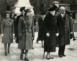 玛丽皇后，伊丽莎白公主，玛格丽特公主...停战纪念日，1945年，1951年。 作者 不明