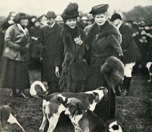 玛丽皇后和亚历山德拉女王在1951年举行的1920年诺福克西部狩猎会议上 作者 不明
