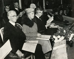 玛丽皇后（Queen Mary）在1945年，1951年在皇家阿尔伯特音乐厅举行的感恩节胜利音乐会上。 作者 不明