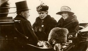 玛丽女王（Queen Mary）与皇家公主和子爵夫人Lascelles，1923年。 作者 不明