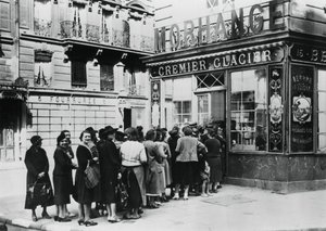 1940年6月28日，德国占领的巴黎，一家奶制品店外的妇女排队 作者 不明