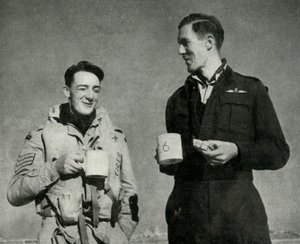 1942年第二次世界大战，马耳他，皇家空军人员在喝茶，1944年。 作者 不明