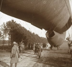 升起观测气球，法国北部，索姆，1916年 作者 不明