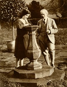 工党第一任总理拉姆齐·麦克唐纳（Ramsay MacDonald）和他的女儿在1924年和1935年在棋牌游戏。 作者 不明
