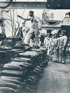 战舰甲板上的海军枪炮接收壳，c1914 作者 不明