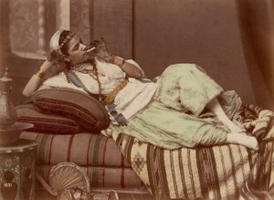 [躺着抽烟的女人]，1870-90。 作者 不明
