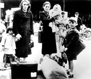 1940年7月，德国人占领的巴黎，带物品的难民 作者 不明