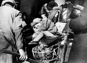 1940年8月在巴黎东站（Gare de lst）带行李的难民 作者 不明