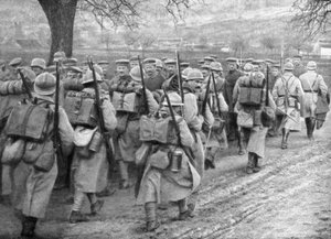 1918年3月30日，法国皮卡第的Plessis-de-Roye，救济法国步兵经过一排战俘 作者 不明