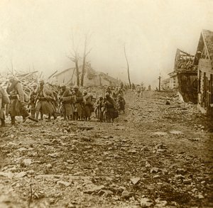 1916年法国北部Douaumont袭击中的救援步兵 作者 不明