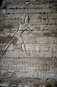 拉美西斯三世镇压敌人的浮雕，拉美西斯三世陵墓庙，Medinat Habu，约公元前1200年 作者 不明