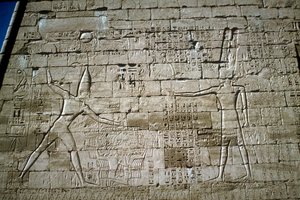 拉美西斯三世镇压敌人的浮雕，拉美西斯三世陵墓庙，Medinat Habu，约公元前1200年 作者 不明