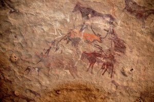 Rock art, Prehistory: Rock painting of a group of cattle and polychrome characters (shepherds and archers) in an ornate shelter, in the Uweinat massif, Sudan. Period from 8000 to 3000 years BC. Photography 作者 不明