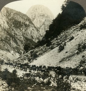岩石Jordalsnut 3620英尺，从路边装满游客推车，挪威，大约1905年。 作者 不明
