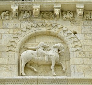Romanesque art: detail of the facade depicting Hugues de Surgeres and Geoffroy de Vendome or Emperor Constantine I the Great whose foot of the horse would tread Heresie and Christ triumphant of Evil and Death, Notre Dame (Notre-Dame) de Surgeres (17700) 作者 不明