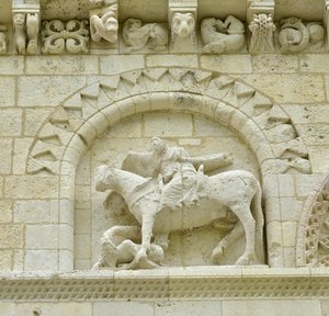 Romanesque art: detail of the facade depicting Hugues de Surgeres and Geoffroy de Vendome or Emperor Constantine I the Great whose foot of the horse would tread Heresie and Christ triumphant of Evil and Death, Notre Dame (Notre-Dame) de Surgeres (17700) 作者 不明