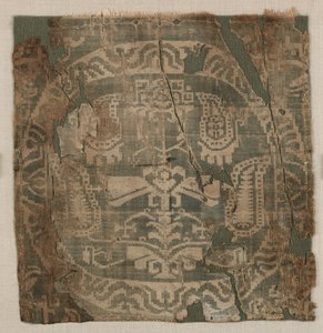 有棱角的棕榈树圆环，来自一件外衣，650-850年。 作者 不明