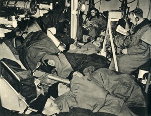 皇家海军陆战队在第二次世界大战（c1939-c1943 1944）的军舰炮楼中睡觉。 作者 不明