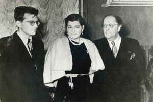 俄罗斯作曲家德米特里·肖斯塔科维奇（Dmitri Shostakovich），歌手玛丽亚（Maria Maksakova）和作家亚历山大·托尔斯泰（Aleksey Tolstoy），1943年 作者 不明