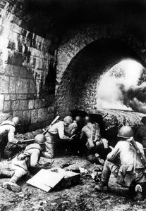 1944年，俄罗斯士兵在拉脱维亚首都里加附近行动 作者 不明