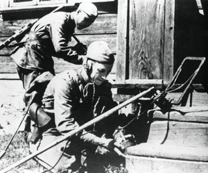 1944年，带有排雷探测器的俄罗斯士兵清理了一个被困在诱饵中的房子 作者 不明