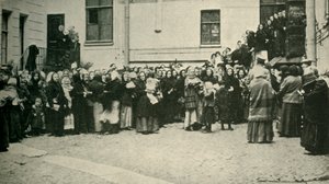 俄国士兵的妻子在等待前线的消息...，第一次世界大战，1915年，c1920。 作者 不明