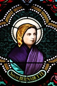 圣心教堂。 彩色玻璃窗户。 Ste Bernadette Soubirous 以玛丽安幻影而闻名，20160604，法国穆兰 作者 不明