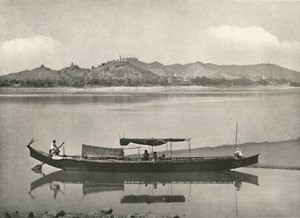 伊洛瓦底江（Irrawaddy）的实皆（Sagaing）-1900年，每个山顶都冠以一座宝塔。 作者 不明