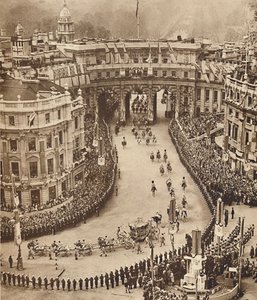 1937年5月12日，水手们在特拉法加广场上行走 作者 不明